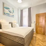 Spacious And Bright Apartment Dusni 13